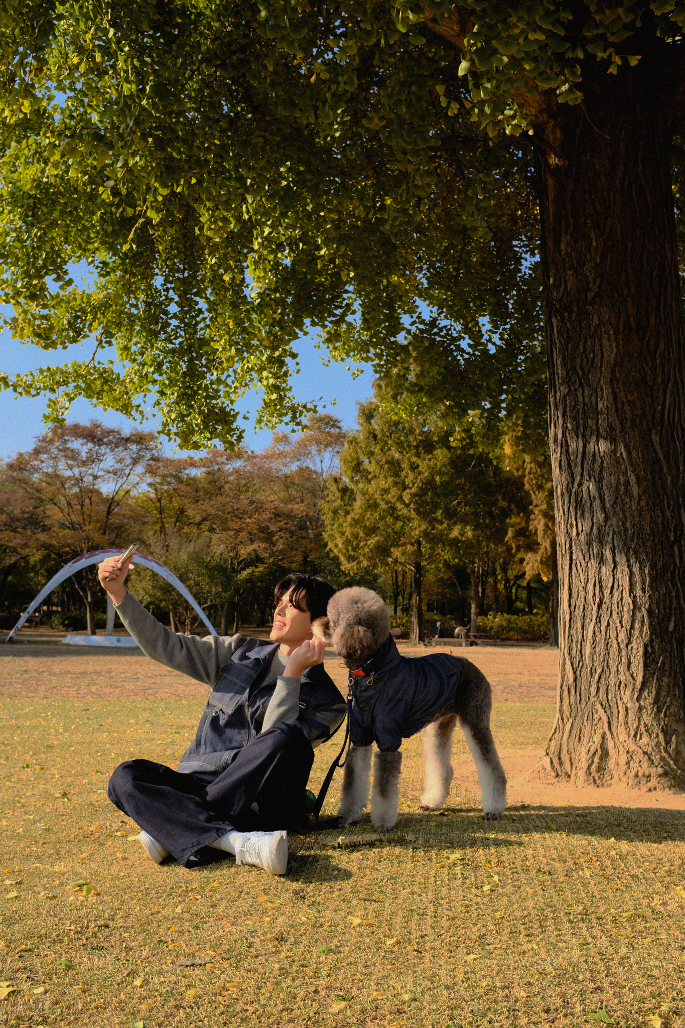 강아지와 함께있는 남자